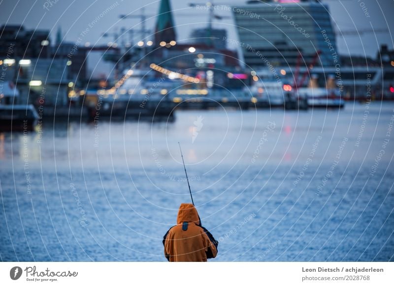 Angler an der Kieler Förde #1 Freizeit & Hobby Angeln Mensch Wasser Fluss Fjord Stadt Schifffahrt Binnenschifffahrt Wasserfahrzeug Hafen Jacke Regenjacke Kapuze