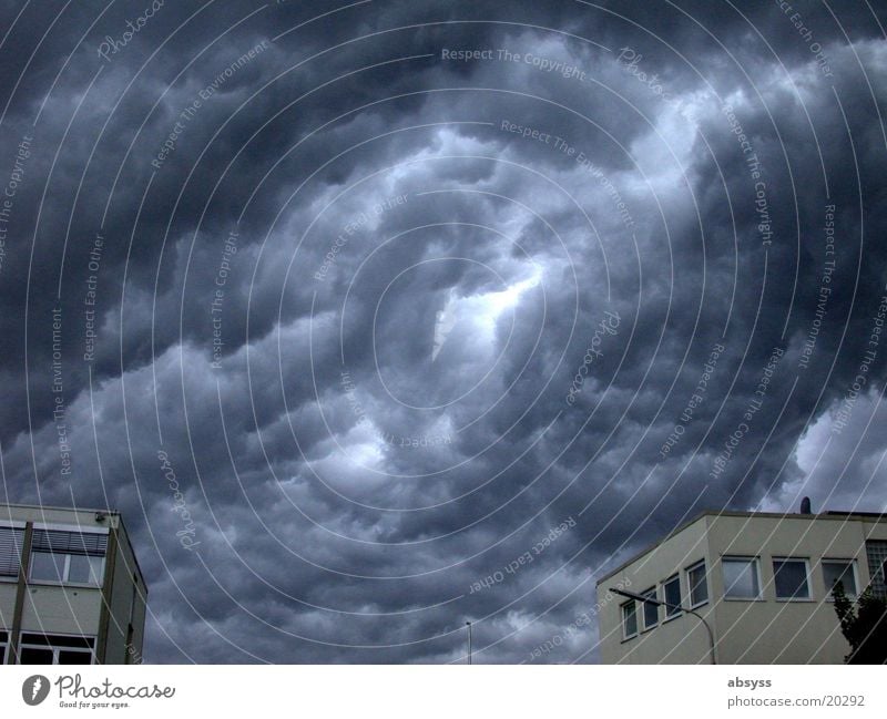 Weltuntergangsstimmung dunkel Wolken Donnern trüb Gewitterwolken Unwetter grau Regen Wetter blau