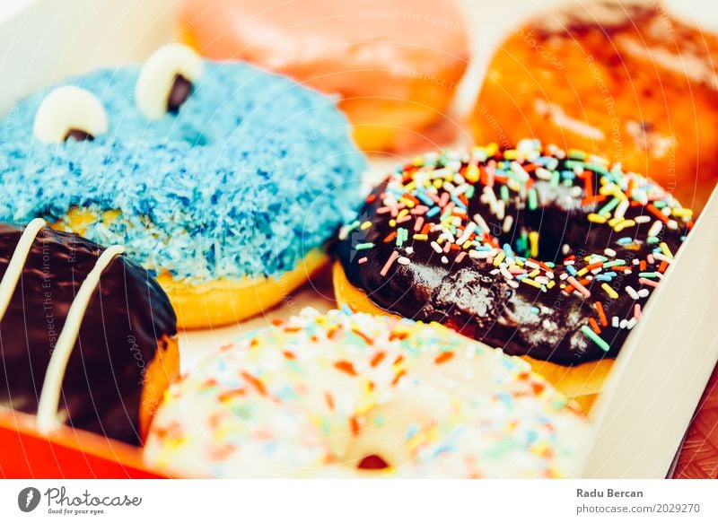 Lustige bunte Donuts im Kasten Lebensmittel Teigwaren Backwaren Dessert Süßwaren Ernährung Essen Frühstück Fastfood Diät Fressen füttern frisch lecker lustig