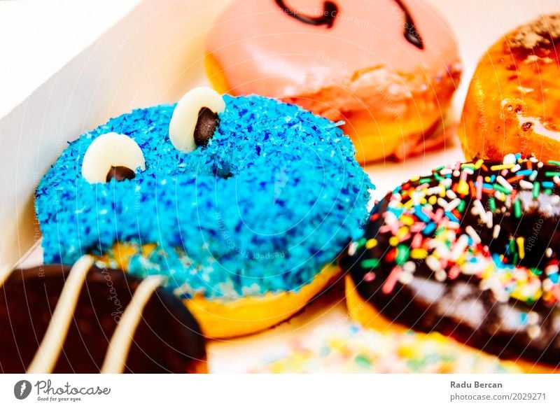 Lustige bunte Donuts im Kasten Lebensmittel Teigwaren Backwaren Dessert Süßwaren Schokolade Ernährung Essen Frühstück Fastfood Diät Fressen füttern frisch