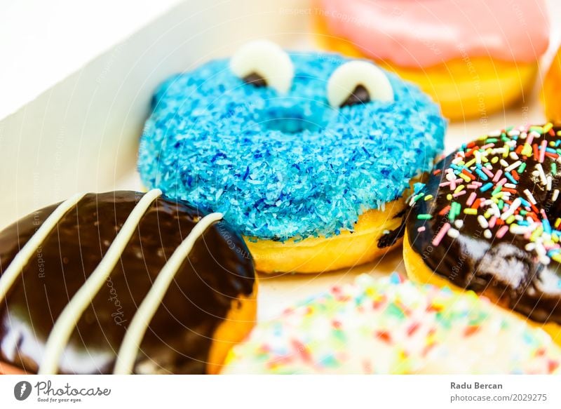 Lustige bunte Donuts im Kasten Lebensmittel Teigwaren Backwaren Dessert Süßwaren Schokolade Ernährung Essen Fastfood Fressen füttern frisch lecker lustig