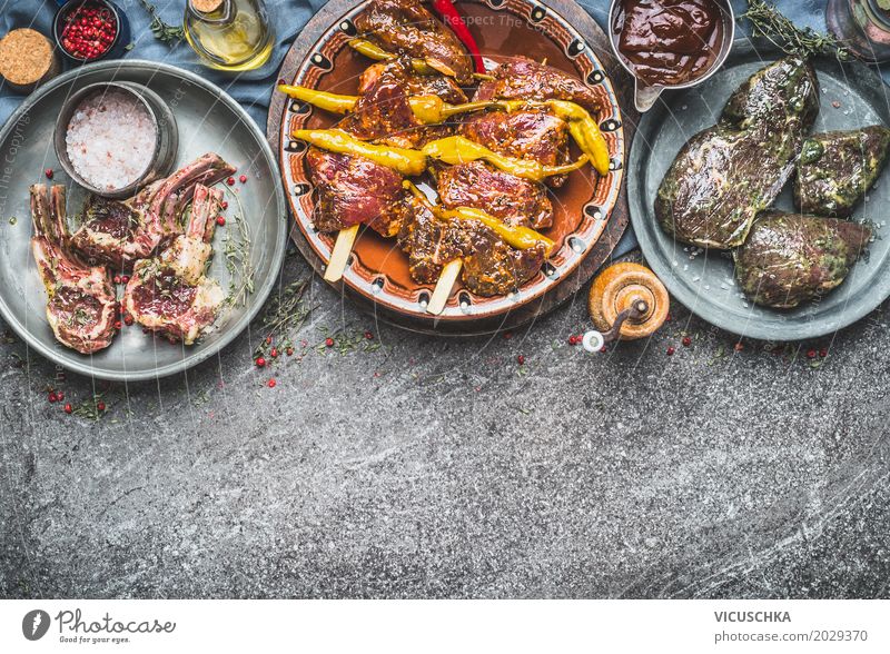 Verschiedene marinierte Fleisch fürs Grillen oder Braten Lebensmittel Kräuter & Gewürze Öl Ernährung Festessen Picknick Bioprodukte Geschirr Schalen & Schüsseln