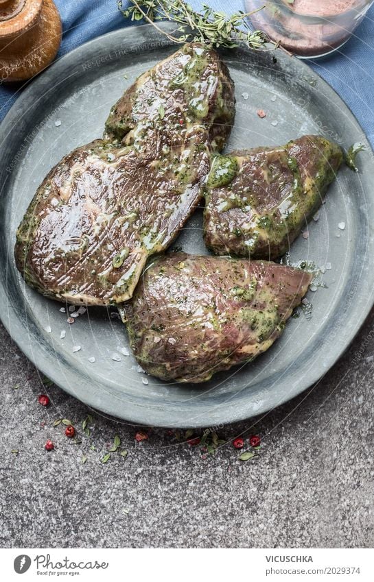 Mariniertes Steak fürs Grillen Lebensmittel Fleisch Ernährung Picknick Stil Design Tisch Küche Saucen Essen zubereiten Teller mariniert Pesto grün