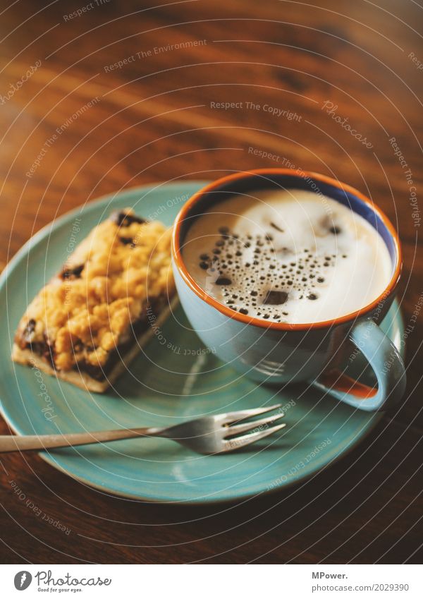 päuschen Lebensmittel Kuchen Dessert Süßwaren Kaffeetrinken Fastfood Fingerfood Kakao Geschirr Teller Tasse Becher genießen Gabel Schaum Holztisch Pause