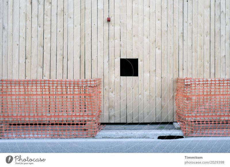 Dank Photocase das hier: Die Eleganz einer Baustelle erkennen. Holz Kunststoff grau rot schwarz Barriere Loch Warnleuchte Bretterzaun Linie Aussparung