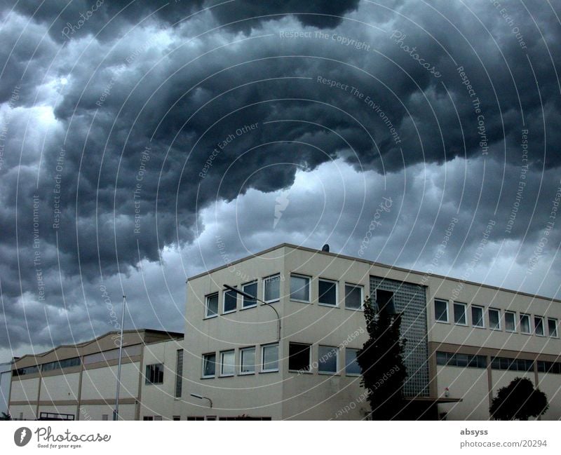 Weltuntergang II dunkel Wolken Donnern trüb Gewitterwolken dramatisch Licht bedrohlich gefährlich Natur Regen Schatten erschreckend dark clouds thunder