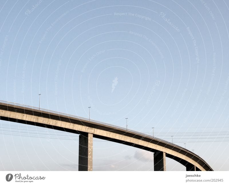 Schwebende Straßen Wolkenloser Himmel Schönes Wetter Verkehrswege Hochstraße Brücke Wege & Pfade Hochspannungsleitung Straßenbeleuchtung Beton Infrastruktur