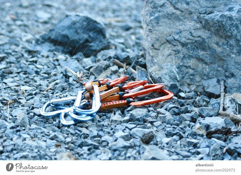 Vorbereitung Abenteuer Natur Alpen Stein Metall Verantwortung achtsam Kraft Risiko Sport Farbfoto Außenaufnahme Menschenleer Zentralperspektive Haken Karabiner