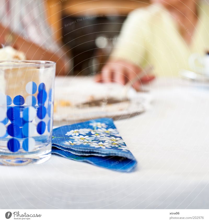 schwiegeroma hatte geburtstag Mensch Stimmung Glas Serviette Tortenheber Hand Tisch Festessen blau Farbfoto Innenaufnahme Textfreiraum unten Kaffeetrinken