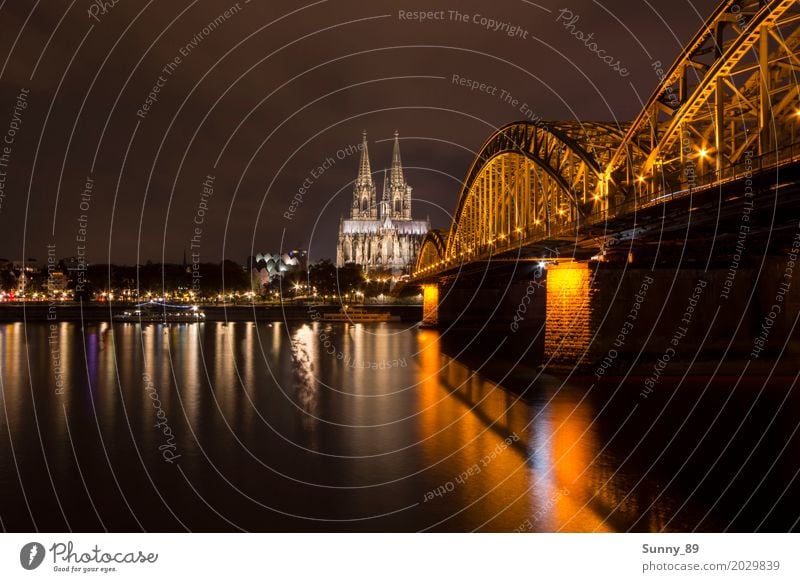 Kölner Dom Deutschland Stadtzentrum Altstadt Skyline bevölkert Hochhaus Hafen Brücke Bauwerk Gebäude Architektur Sehenswürdigkeit Wahrzeichen Denkmal