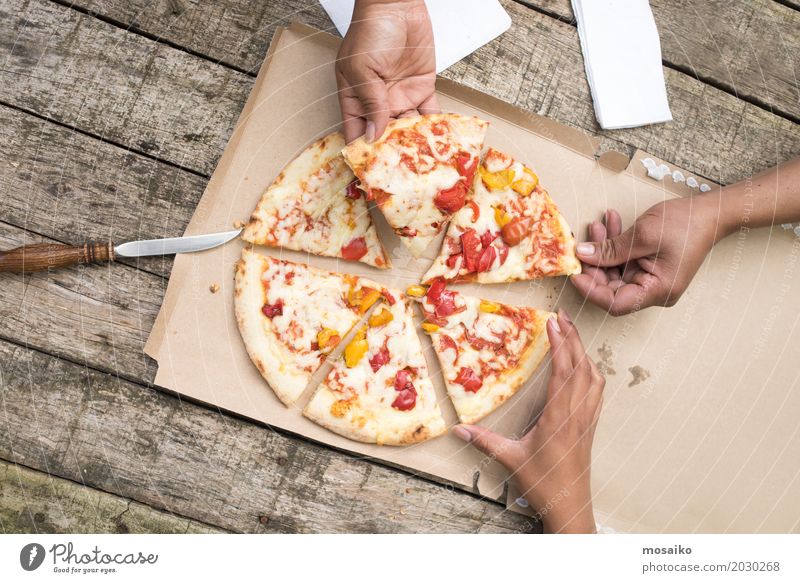 Pizza Fleisch Käse Essen Abendessen Lifestyle Freude Glück Sommer Frau Erwachsene Mann Freundschaft Hand Menschengruppe Natur Park Straße Fröhlichkeit frisch