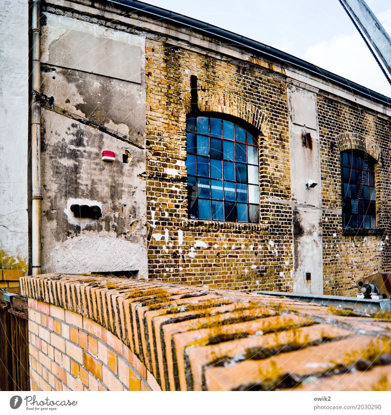 Klinker Fabrik Bauwerk Gebäude Mauer Wand Fassade Fenster alt historisch Vergangenheit Vergänglichkeit Würde Backsteinfassade Backsteinwand Zahn der Zeit