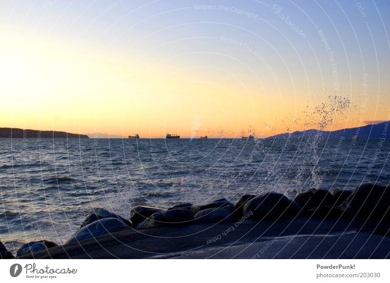 SpLAsH'nWeT ruhig Sommer Umwelt Natur Landschaft Wasser Wassertropfen Wolkenloser Himmel Schönes Wetter Wellen Küste Fjord Vancouver Kanada Nordamerika