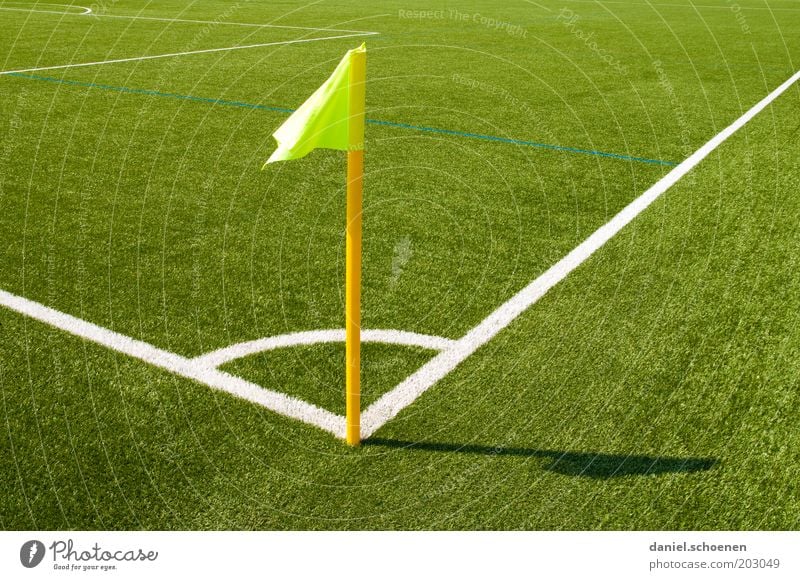 passend zum WM-Tipspiel von photocase Sport Fußball Sportstätten Fußballplatz Stadion gelb grün weiß Sportrasen Fahne Ecke abstrakt Muster Licht Schatten