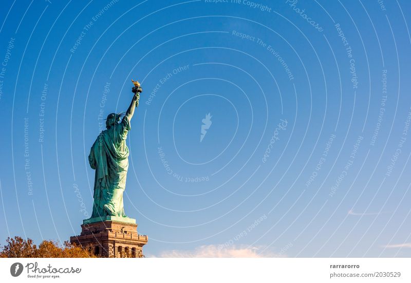 Zurück von der berühmten Freiheitsstatue Ferien & Urlaub & Reisen Tourismus Sommer Insel Landschaft Himmel Wolken Skyline Architektur Denkmal alt historisch neu