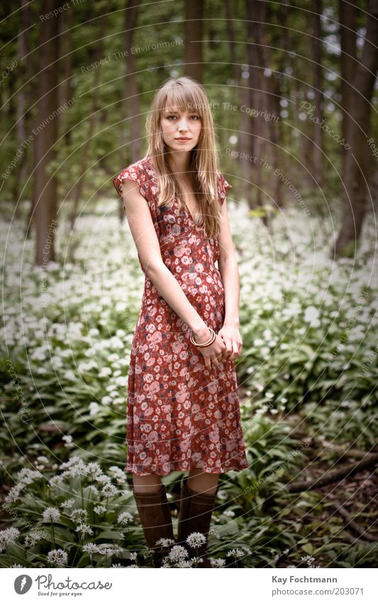 ein fräulein steht im walde... ;) elegant Stil schön Zufriedenheit Erholung ruhig Mensch feminin Junge Frau Jugendliche Leben 1 18-30 Jahre Erwachsene Natur