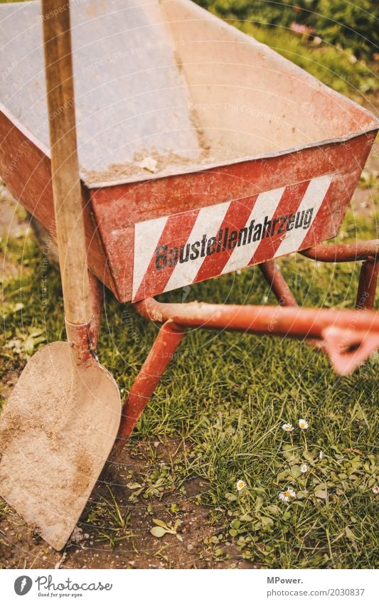 auf´m bau Werkzeug Maschine Baumaschine rot Schubkarre Schaufel Baustelle Gras dreckig Umbauen Arbeit & Erwerbstätigkeit Handwerker Arbeitspause Pause Dienst