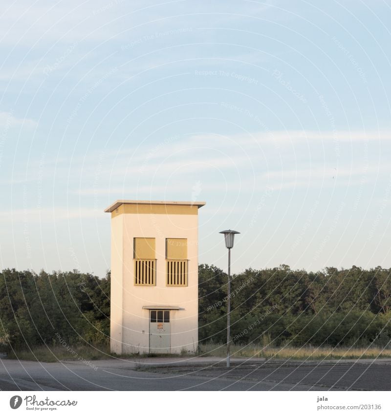 einsames häusle sucht... Himmel Baum Sträucher Haus Gebäude Fenster Tür Laterne klein Einsamkeit Farbfoto Außenaufnahme Menschenleer Textfreiraum oben Dämmerung