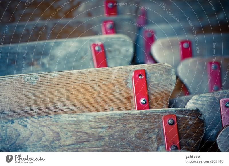 abgestellt Stuhl Gartenstuhl Klappstuhl Holzstuhl Maserung Metall Linie alt stehen braun rot Verfall Vergangenheit Vergänglichkeit verwittert Gedeckte Farben