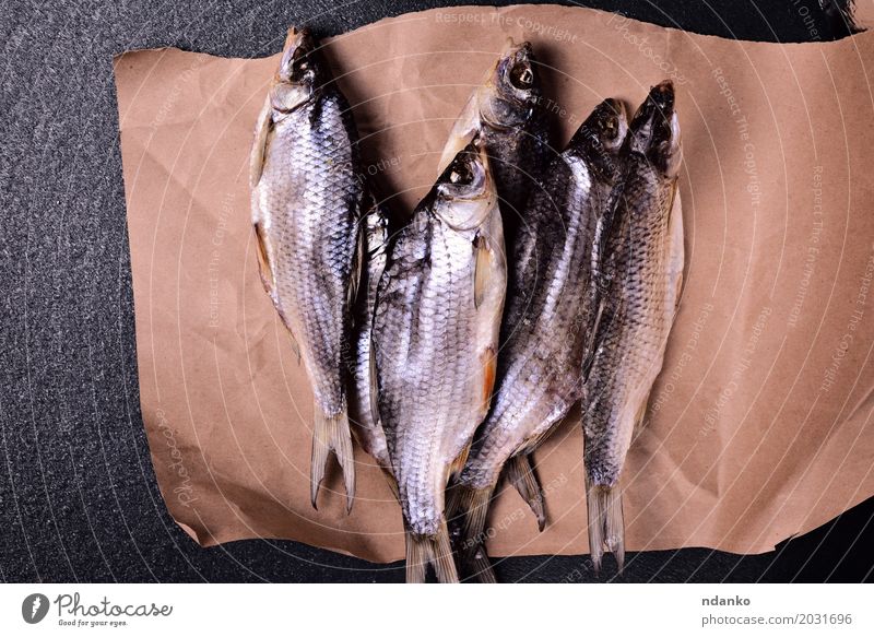 Fischramm ist getrocknet und liegt auf braunem Kraftpapier Lebensmittel Ernährung Essen Papier oben retro schwarz gesalzen trocknen Karpfen Schafsbock