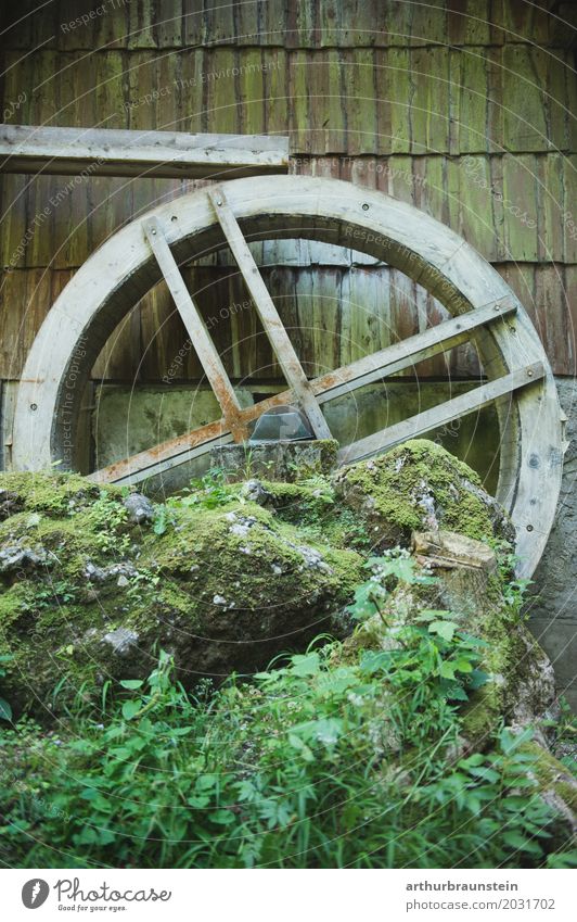 Altes Mühlrad auf Felsen mit Wasserrinne Freizeit & Hobby Ferien & Urlaub & Reisen Tourismus Sommer wandern Häusliches Leben Beruf Müller Bäcker Mühle