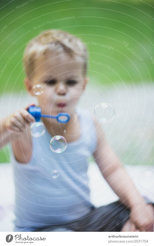 Junge bläst Seifenblasen in der Wiese Freizeit & Hobby Spielen Ferien & Urlaub & Reisen Ausflug Sommerurlaub Garten Mensch maskulin Kind Kindheit Leben 1