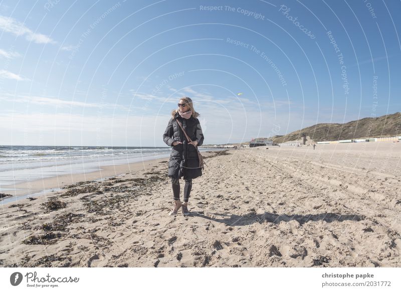 meer herbst Erholung Ferien & Urlaub & Reisen Tourismus Ausflug Strand Meer Frau Erwachsene 1 Mensch Frühling Herbst Schönes Wetter Niederlande blond stehen