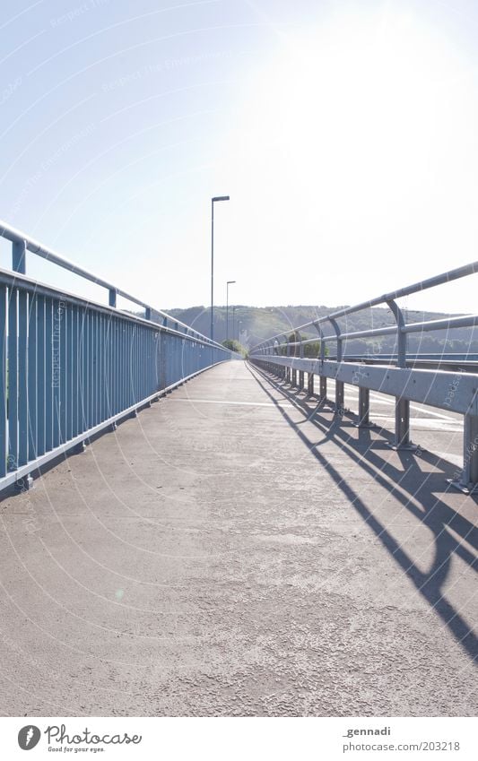 Way Home Landschaft Holzminden Lüchtringen Brücke Weserbrücke Fahrradweg heiß Sommer Sonne Überstrahlung himmelblau Himmel Laterne Laternenpfahl Farbfoto