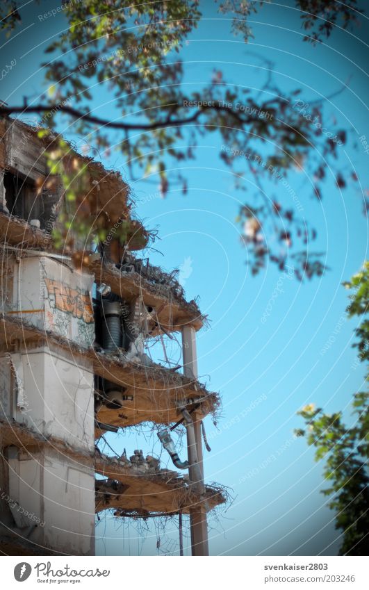 Verletzung Stuttgart Haus Ruine Bauwerk Gebäude Architektur Mauer Wand alt dreckig kaputt blau grau grün Ende Verfall Vergänglichkeit Zerstörung Demontage