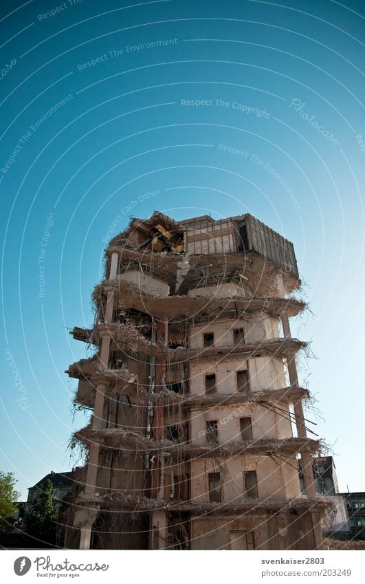 TurmABbau Stuttgart Haus Ruine Bauwerk Gebäude Architektur Fassade Fenster alt dreckig kaputt blau Ende Verfall Vergänglichkeit Zerstörung Demontage Farbfoto