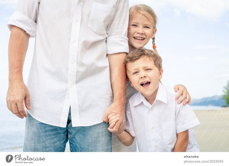 Vater und Kinder spielen am Strand in der Tageszeit. Konzept der freundlichen Familie. Lifestyle Freude Leben Erholung Freizeit & Hobby Spielen