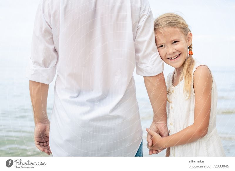 Vater und Tochter spielen am Strand in der Tageszeit. Konzept der freundlichen Familie. Lifestyle Freude Leben Erholung Freizeit & Hobby Spielen