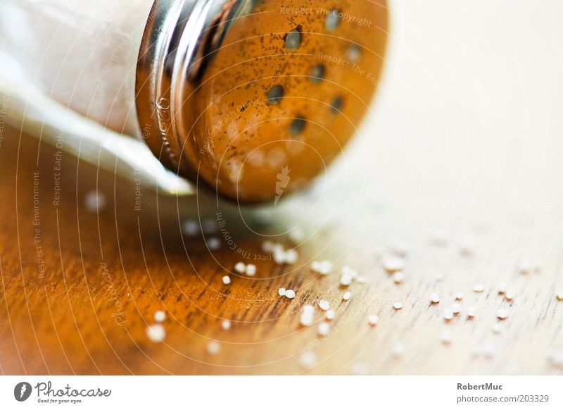 Salt on the Table Lebensmittel Kräuter & Gewürze Ernährung Salz Salzstreuer Holz braun silber weiß Farbfoto Gedeckte Farben Innenaufnahme Nahaufnahme