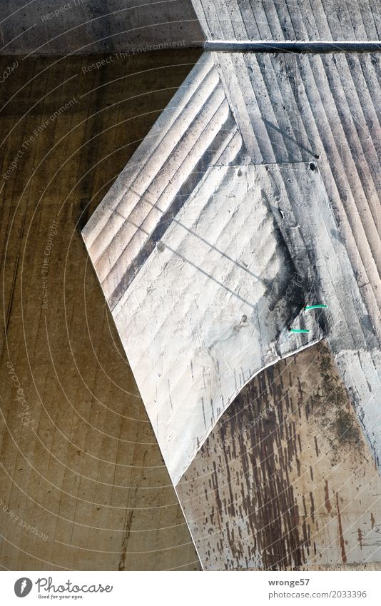 Betonklotz II Brücke Brückenpfeiler eckig Stadt braun grau Betonbauweise Strukturen & Formen Oberflächenstruktur Geometrie Farbfoto Gedeckte Farben