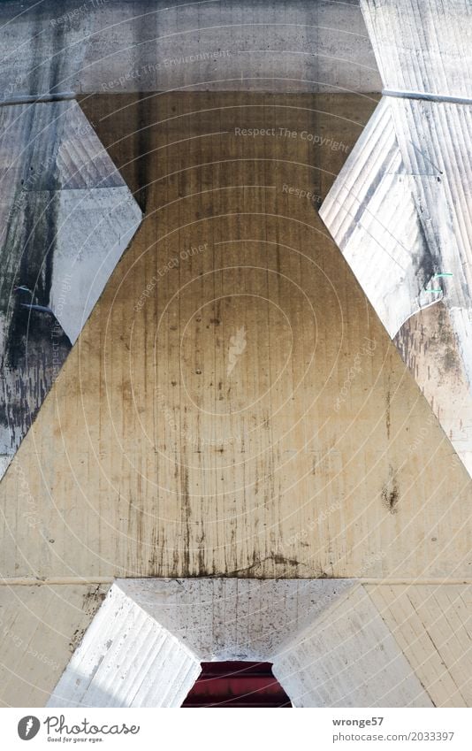 Betonklotz I Brücke eckig fest Stadt braun grau Brückenpfeiler Brückenkonstruktion Brückenbau Pylon Betonbauweise Bauwerk Geometrie Farbfoto Gedeckte Farben