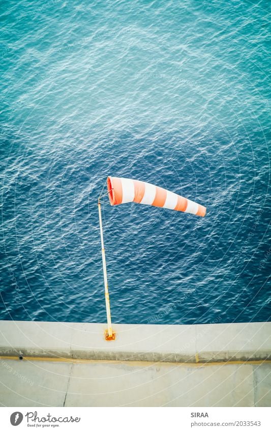 Blowing in the Wind Wasser Schönes Wetter Meer Hafen blau rot Windsack Fahne Luft waagrecht Windgeschwindigkeit Windmesser Windrichtung Windstärke Farbfoto