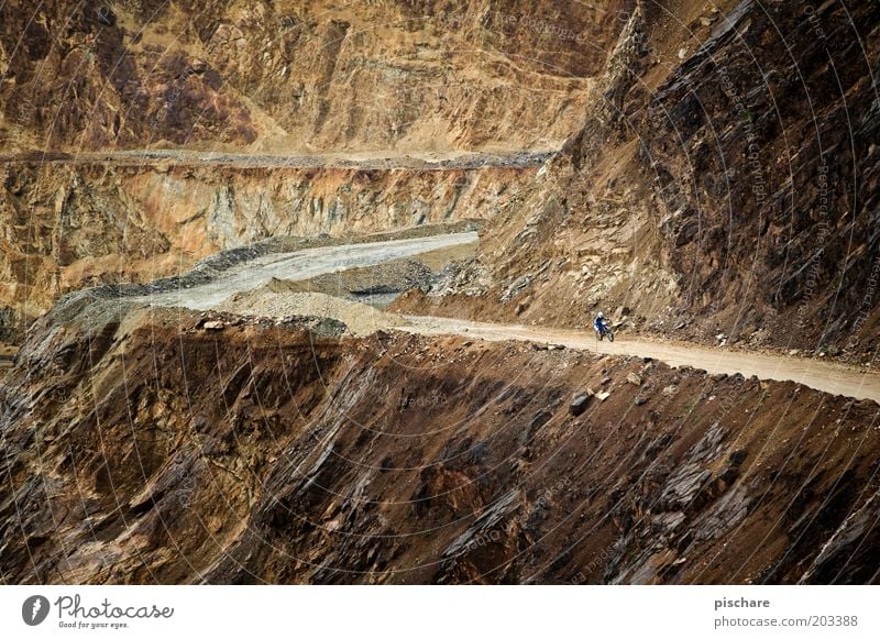 road to nowhere Freizeit & Hobby Abenteuer Berge u. Gebirge Motorsport Umwelt Erde Felsen Motorrad fahren außergewöhnlich dunkel gigantisch braun selbstbewußt