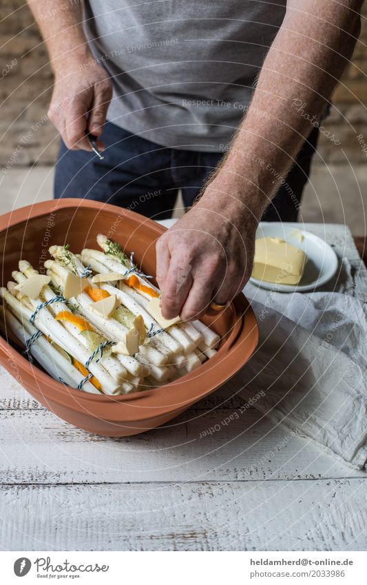 Weißer Spargel im Tontopf Lebensmittel Gemüse Spargelbund Ernährung Essen Mittagessen Abendessen Vegetarische Ernährung maskulin Mann Erwachsene Körper 1 Mensch