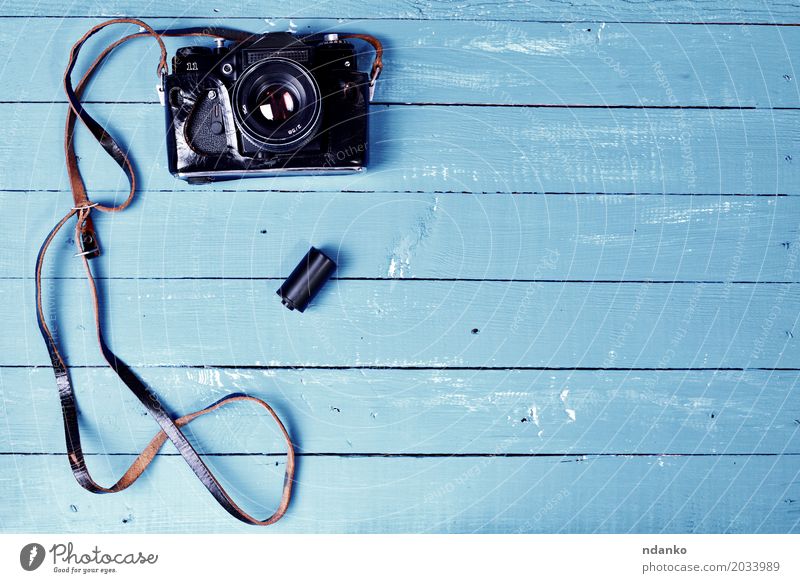 Weinlesekamera in einem ledernen Kasten auf einer blauen Holzoberfläche Fotokamera alt retro braun Fotografie Deckung Leerzeichen Gerät Top schäbig altehrwürdig