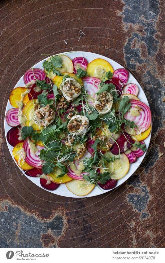 Bunte Bete mit überbackenem Ziegenkäse und gerösteten Walnüssen Lebensmittel Gemüse Salat Salatbeilage Rote Beete Walnuss Ernährung Mittagessen Abendessen