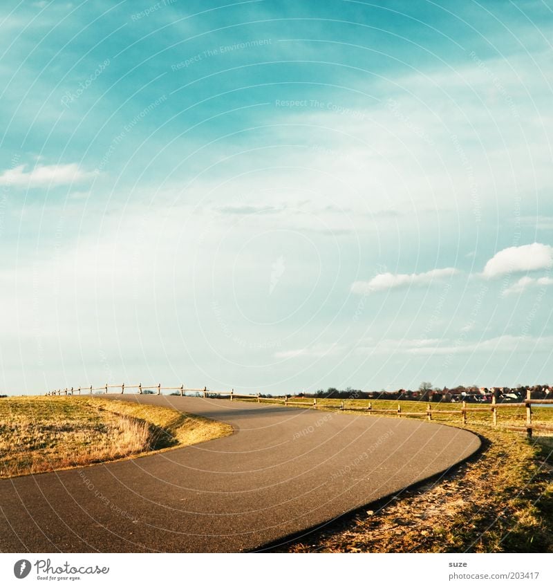 Linksrum Sommer Natur Landschaft Himmel Schönes Wetter Gras Wiese Straße Wege & Pfade blau grün Zaun Weide Grenze Gehege Spaziergang Kurve Biegung Idylle