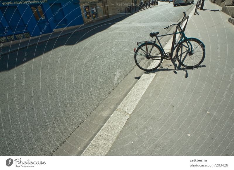 Geradeauskucken für steffne Fahrrad Straße Fahrbahn Bordsteinkante Linie Asphalt Licht Schatten parken Abstellplatz blau Ladengeschäft Menschenleer Bürgersteig