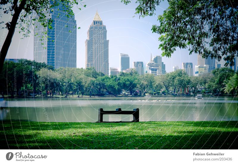 Reality shift Freizeit & Hobby Umwelt Natur Schönes Wetter Park Bangkok Thailand Hauptstadt Stadtzentrum Skyline Menschenleer Hochhaus Bankgebäude fantastisch