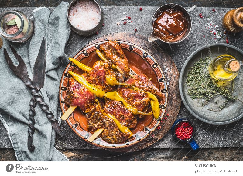 Würzige Fleischspieße mit Peperoni auf rustikalem Küchentisch Lebensmittel Kräuter & Gewürze Öl Ernährung Abendessen Picknick Bioprodukte Geschirr