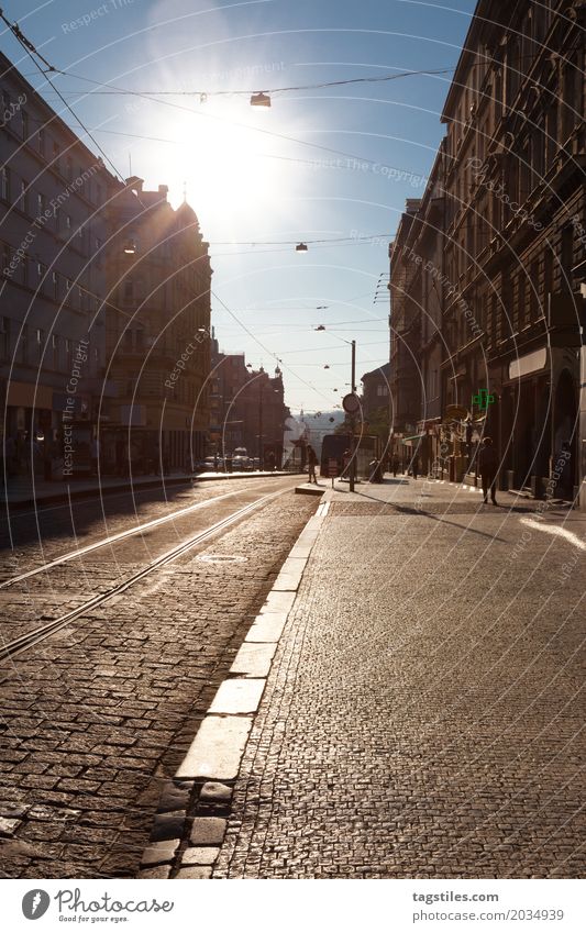 ALTSTADT VON PRAG Prag Ferien & Urlaub & Reisen Reisefotografie Straße Gegenlicht Bürgersteig Kopfsteinpflaster Tschechien Stadt Europa Städtereise Postkarte