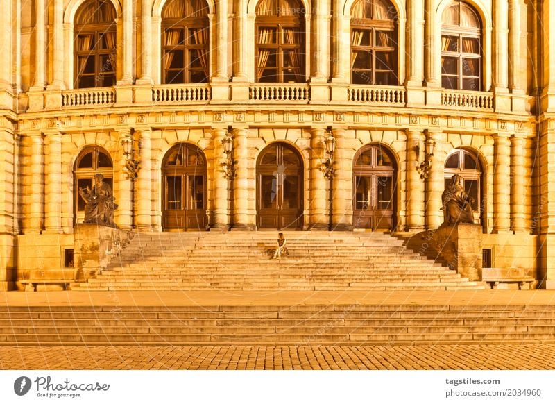 SUCHBILD Prag Rudolfinum Dämmerung gelb Ferien & Urlaub & Reisen Reisefotografie Gebäude Tschechien Nacht Beleuchtung Stadt Europa Städtereise Postkarte