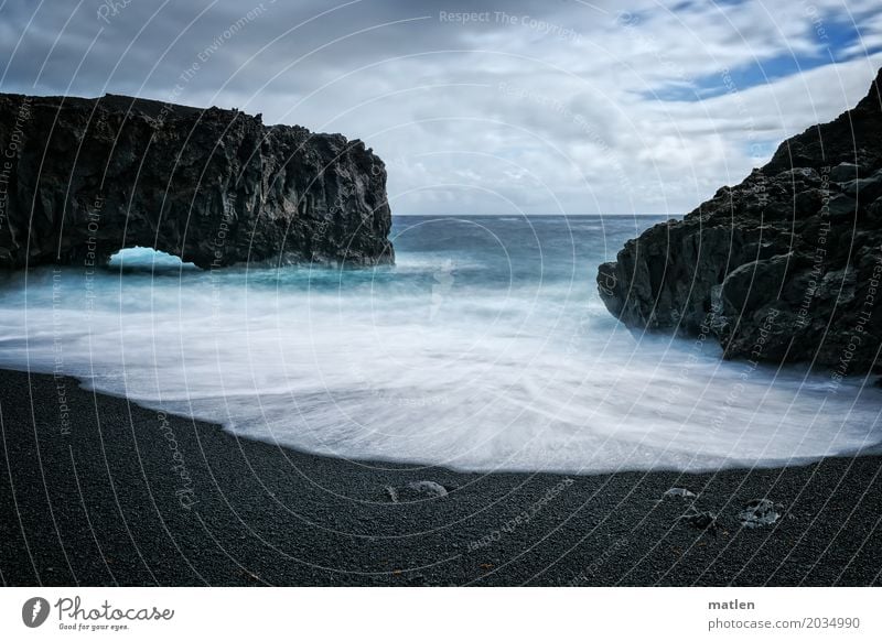 die schwarze Bucht Natur Landschaft Sand Luft Wasser Himmel Wolken Horizont Winter Schönes Wetter Sturm Felsen Wellen Küste Strand Meer dunkel wild blau weiß