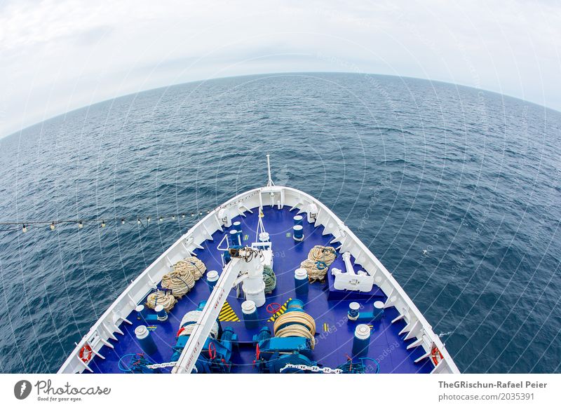 Schiff Umwelt Natur Wasser blau Schifffahrt Wasserfahrzeug Schiffsdeck Meer Ferne Schiffsbug Meerwasser rund Fischauge Himmel ruhig Farbfoto Außenaufnahme