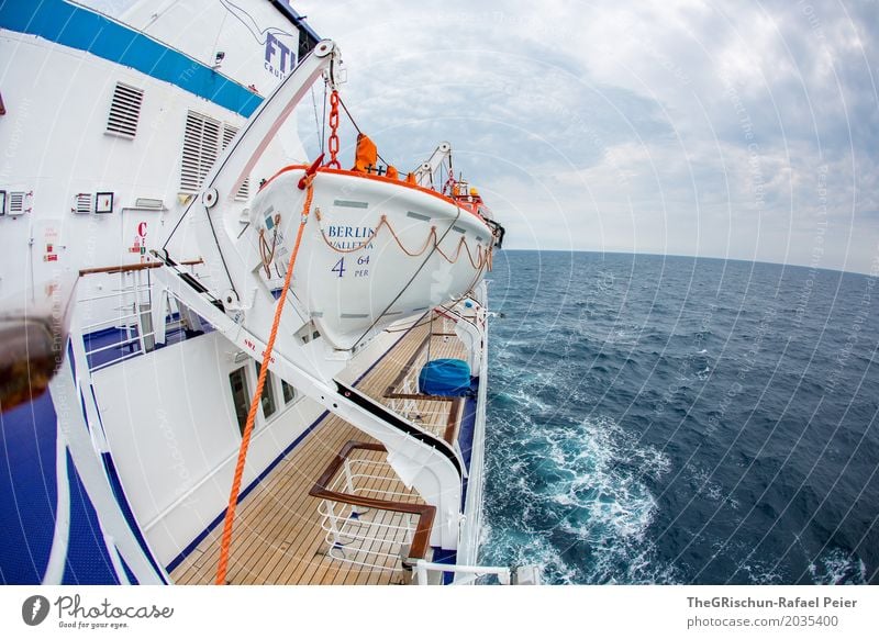 Shifffahrt Verkehrsmittel blau braun orange weiß Kreuzfahrtschiff Beiboot Wasser Meerwasser Ferne ruhig genießen Reisefotografie Schifffahrt Horizont Fischauge