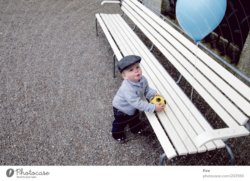 anpfiff Freizeit & Hobby Spielen Ball Mensch maskulin Kind Kleinkind Junge Kindheit 1 1-3 Jahre Blick stehen frech Fröhlichkeit Luftballon Bank Kies Mütze